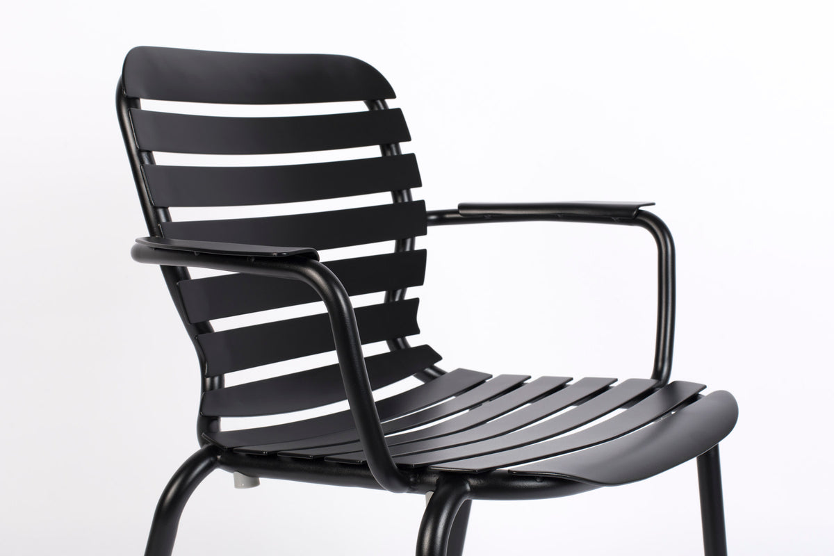 Gartenstuhl mit Armlehne Vondel in Schwarz präsentiert im Onlineshop von KAQTU Design AG. Gartenstuhl mit Armlehnen ist von Zuiver