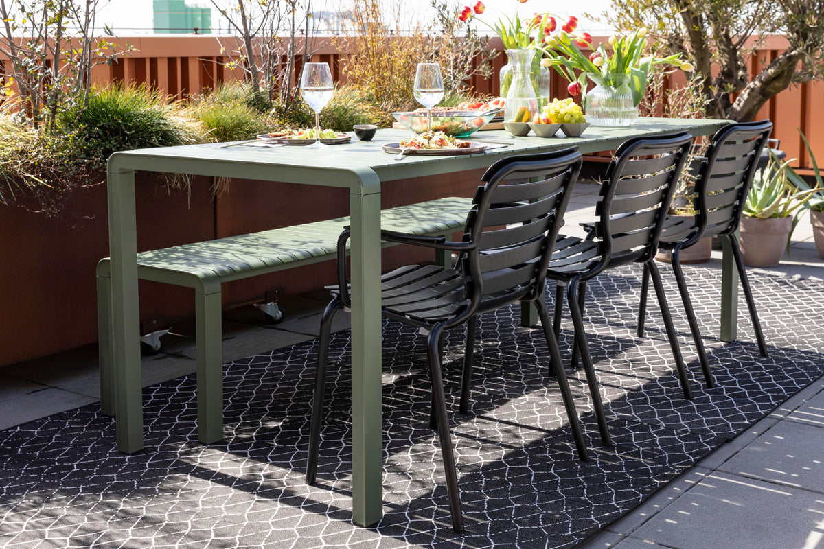 Gartenstuhl mit Armlehne Vondel in Schwarz präsentiert im Onlineshop von KAQTU Design AG. Gartenstuhl mit Armlehnen ist von Zuiver