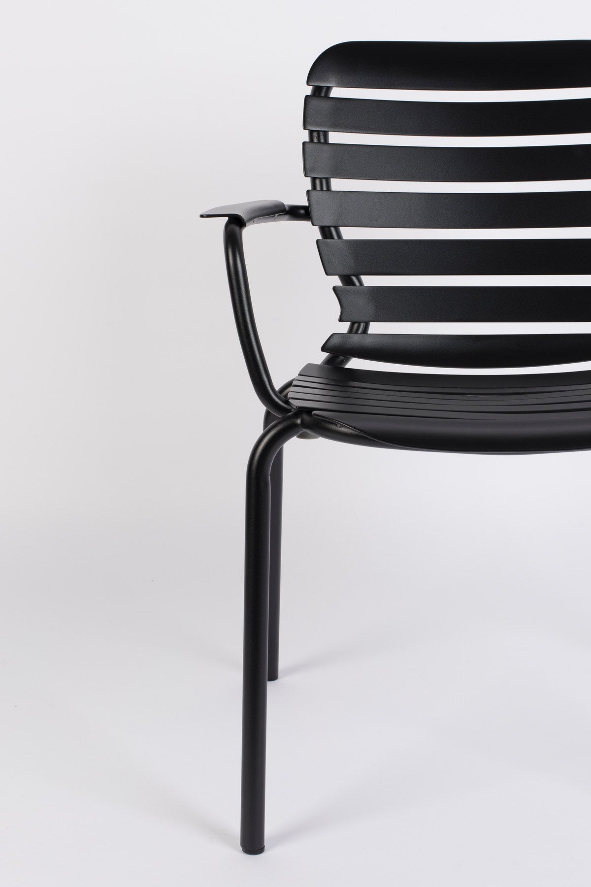 Gartenstuhl mit Armlehne Vondel in Schwarz präsentiert im Onlineshop von KAQTU Design AG. Gartenstuhl mit Armlehnen ist von Zuiver