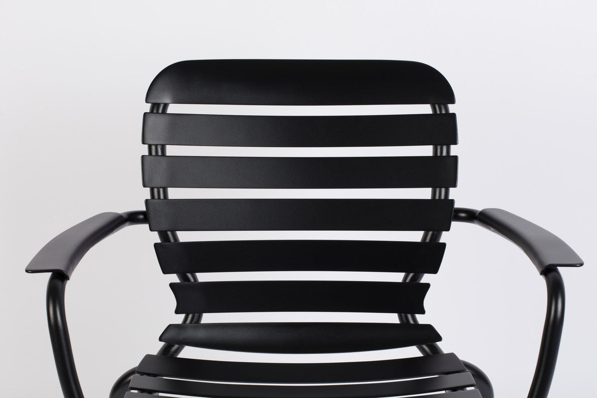 Gartenstuhl mit Armlehne Vondel in Schwarz präsentiert im Onlineshop von KAQTU Design AG. Gartenstuhl mit Armlehnen ist von Zuiver