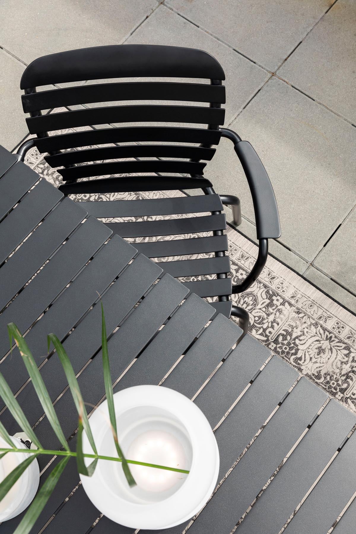 Gartenstuhl mit Armlehne Vondel in Schwarz präsentiert im Onlineshop von KAQTU Design AG. Gartenstuhl mit Armlehnen ist von Zuiver