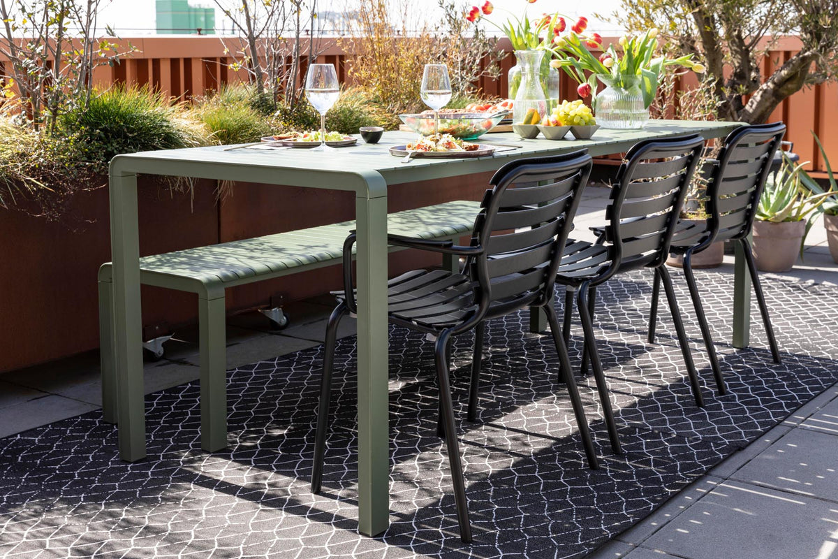Gartenstuhl mit Armlehne Vondel in Schwarz präsentiert im Onlineshop von KAQTU Design AG. Gartenstuhl mit Armlehnen ist von Zuiver