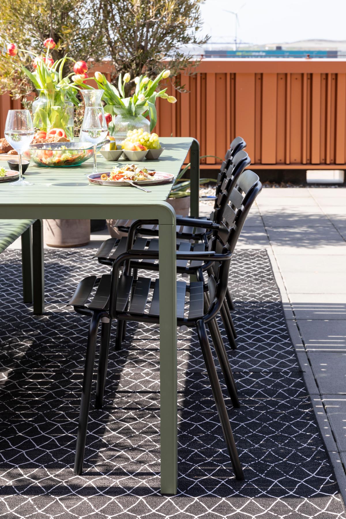 Gartenstuhl mit Armlehne Vondel in Schwarz präsentiert im Onlineshop von KAQTU Design AG. Gartenstuhl mit Armlehnen ist von Zuiver