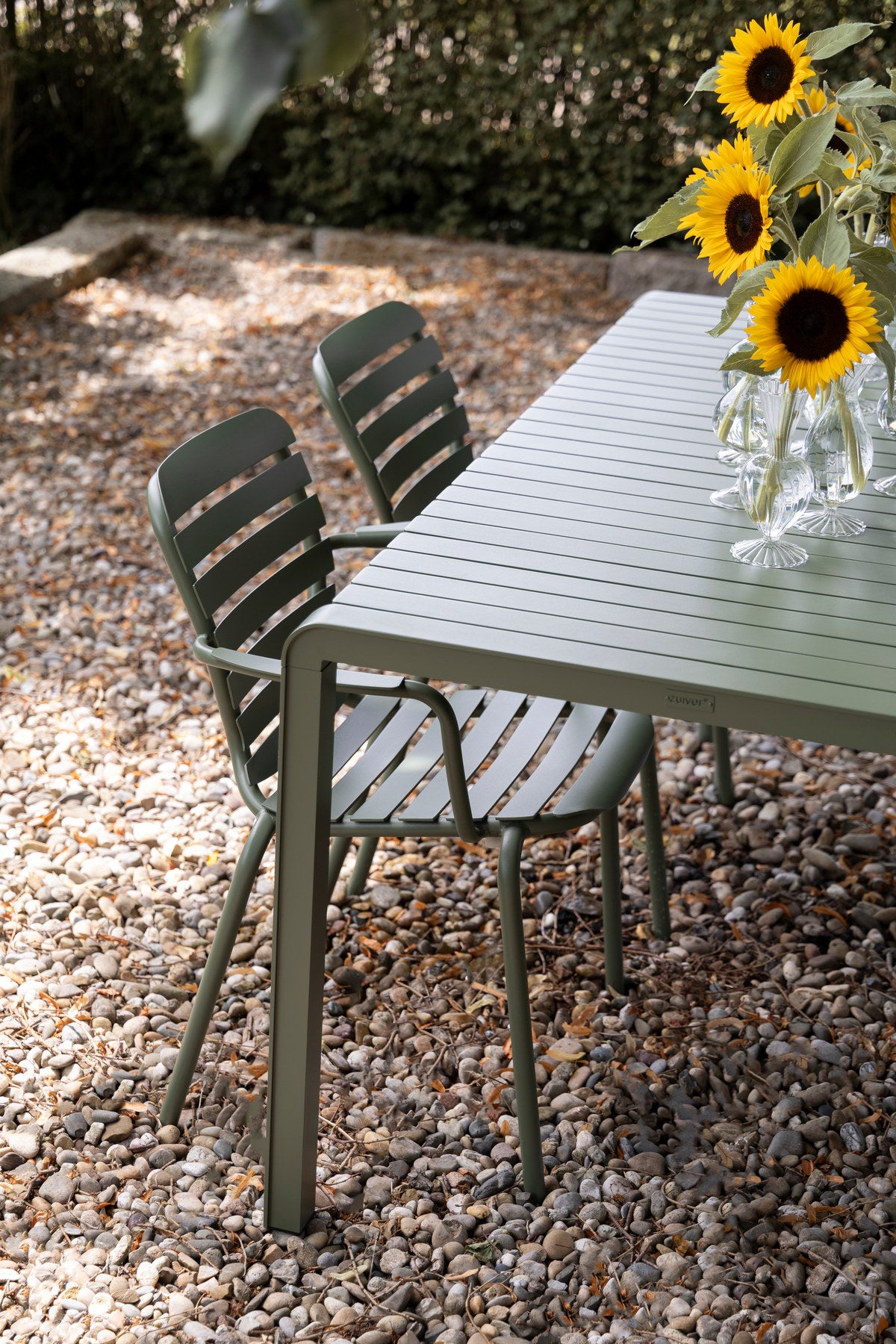 Gartenstuhl mit Armlehne Vondel in Grün präsentiert im Onlineshop von KAQTU Design AG. Gartenstuhl mit Armlehnen ist von Zuiver