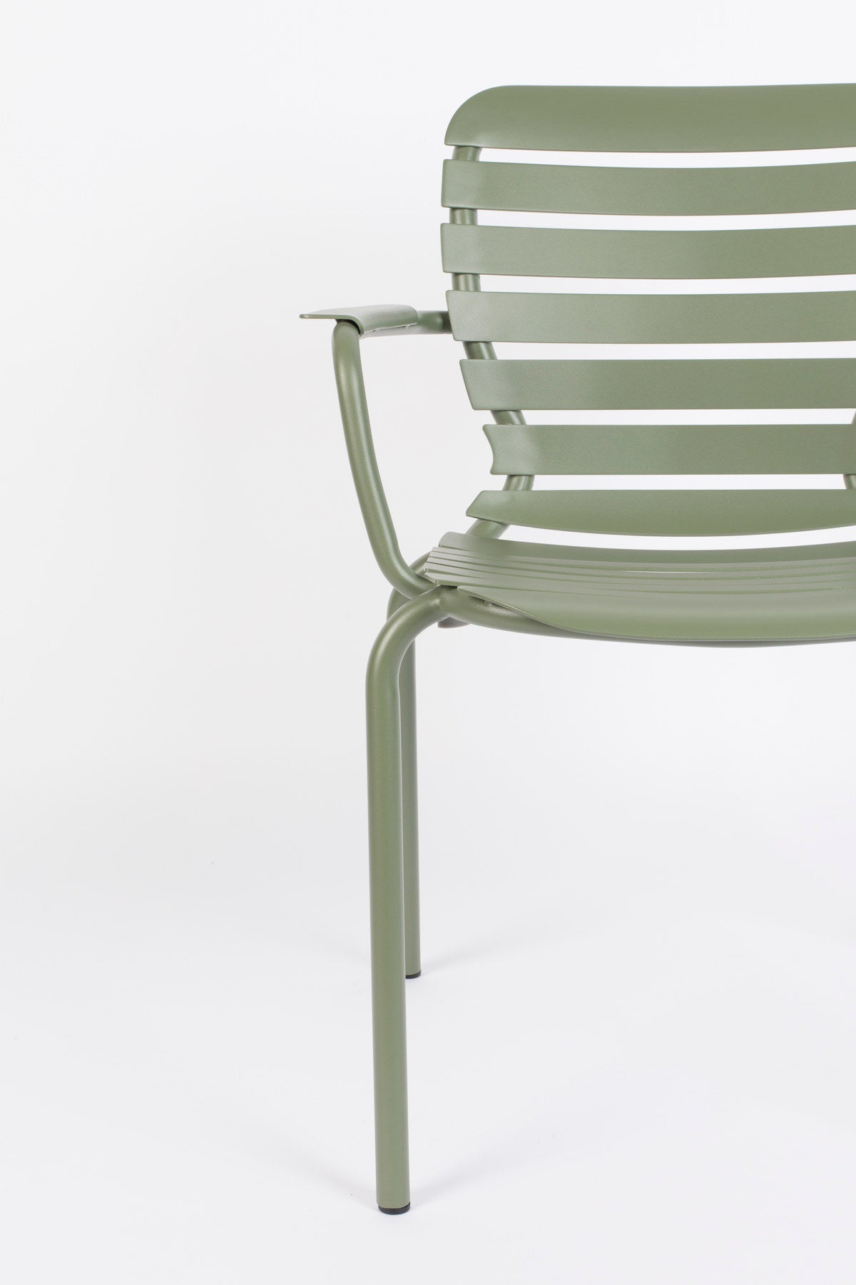 Gartenstuhl mit Armlehne Vondel in Grün präsentiert im Onlineshop von KAQTU Design AG. Gartenstuhl mit Armlehnen ist von Zuiver