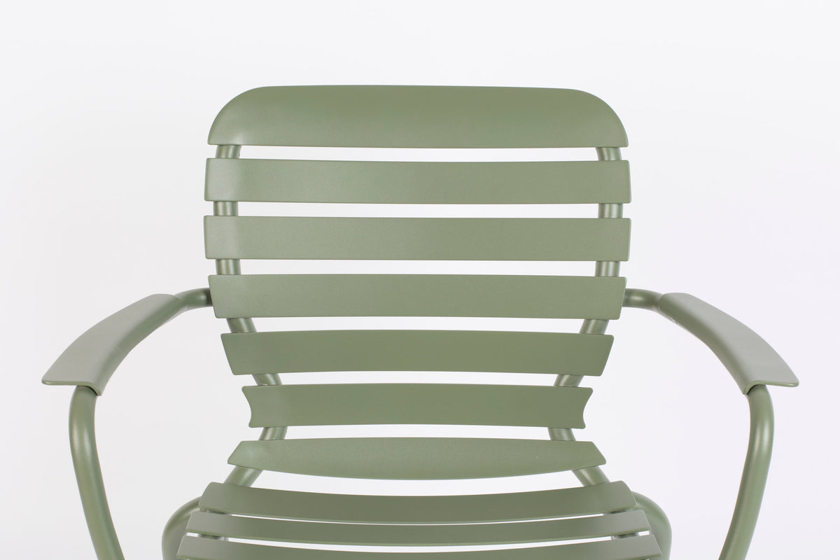 Gartenstuhl mit Armlehne Vondel in Grün präsentiert im Onlineshop von KAQTU Design AG. Gartenstuhl mit Armlehnen ist von Zuiver