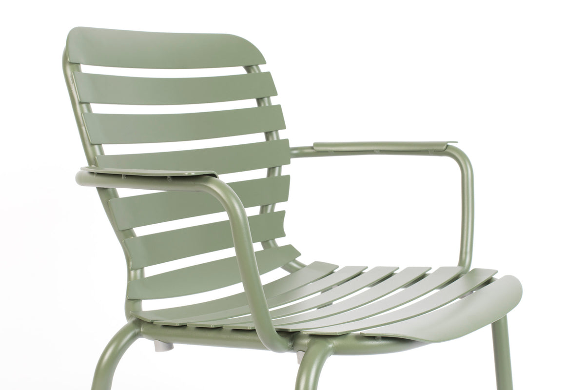 Gartenstuhl mit Armlehne Vondel in Grün präsentiert im Onlineshop von KAQTU Design AG. Gartenstuhl mit Armlehnen ist von Zuiver