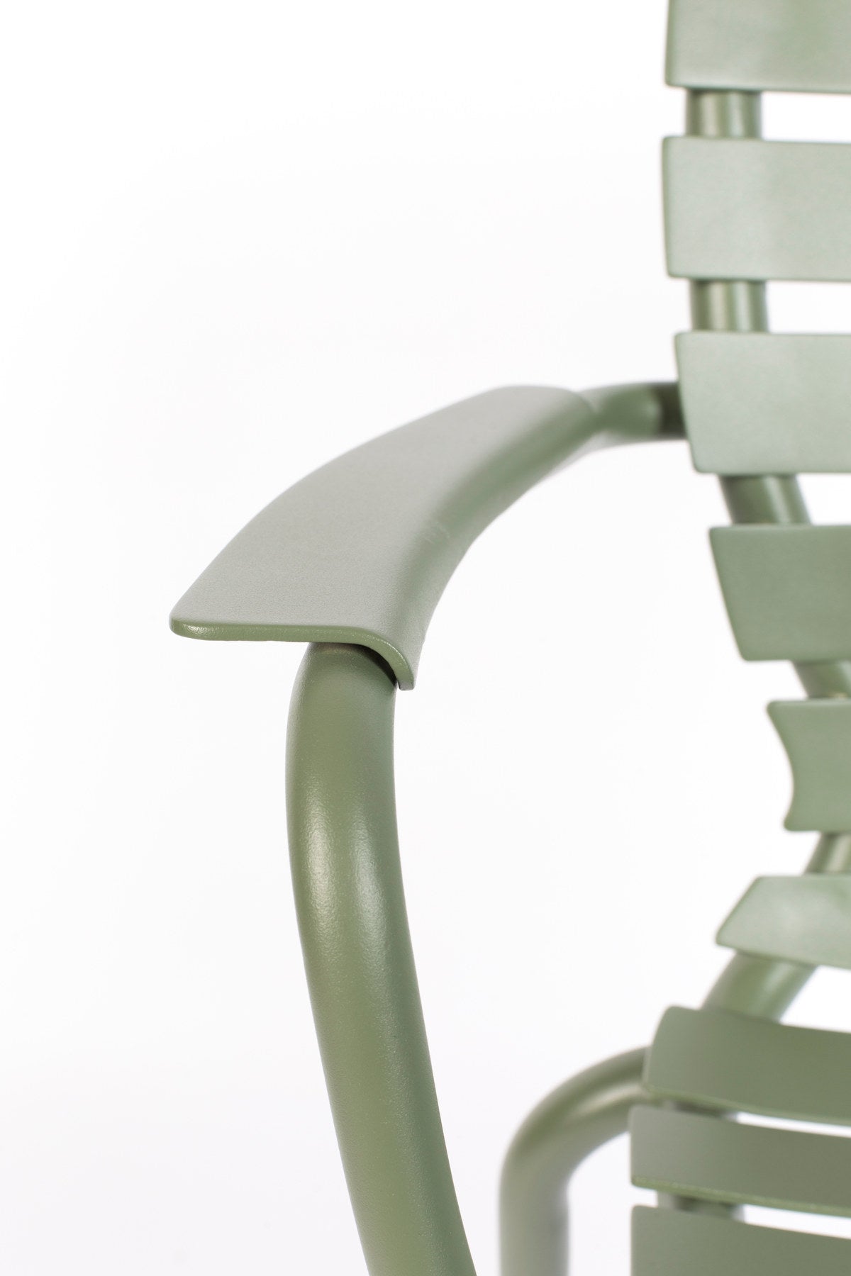 Gartenstuhl mit Armlehne Vondel in Grün präsentiert im Onlineshop von KAQTU Design AG. Gartenstuhl mit Armlehnen ist von Zuiver