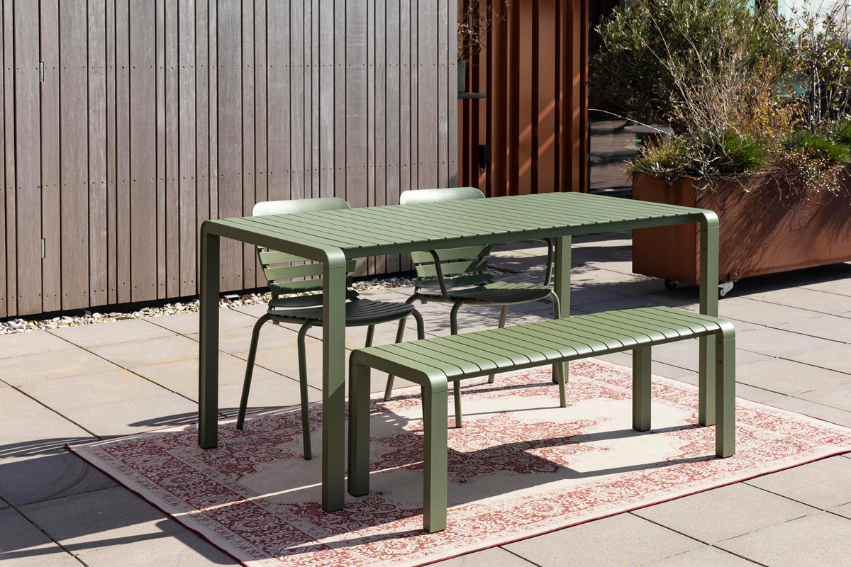 Gartenstuhl mit Armlehne Vondel in Grün präsentiert im Onlineshop von KAQTU Design AG. Gartenstuhl mit Armlehnen ist von Zuiver