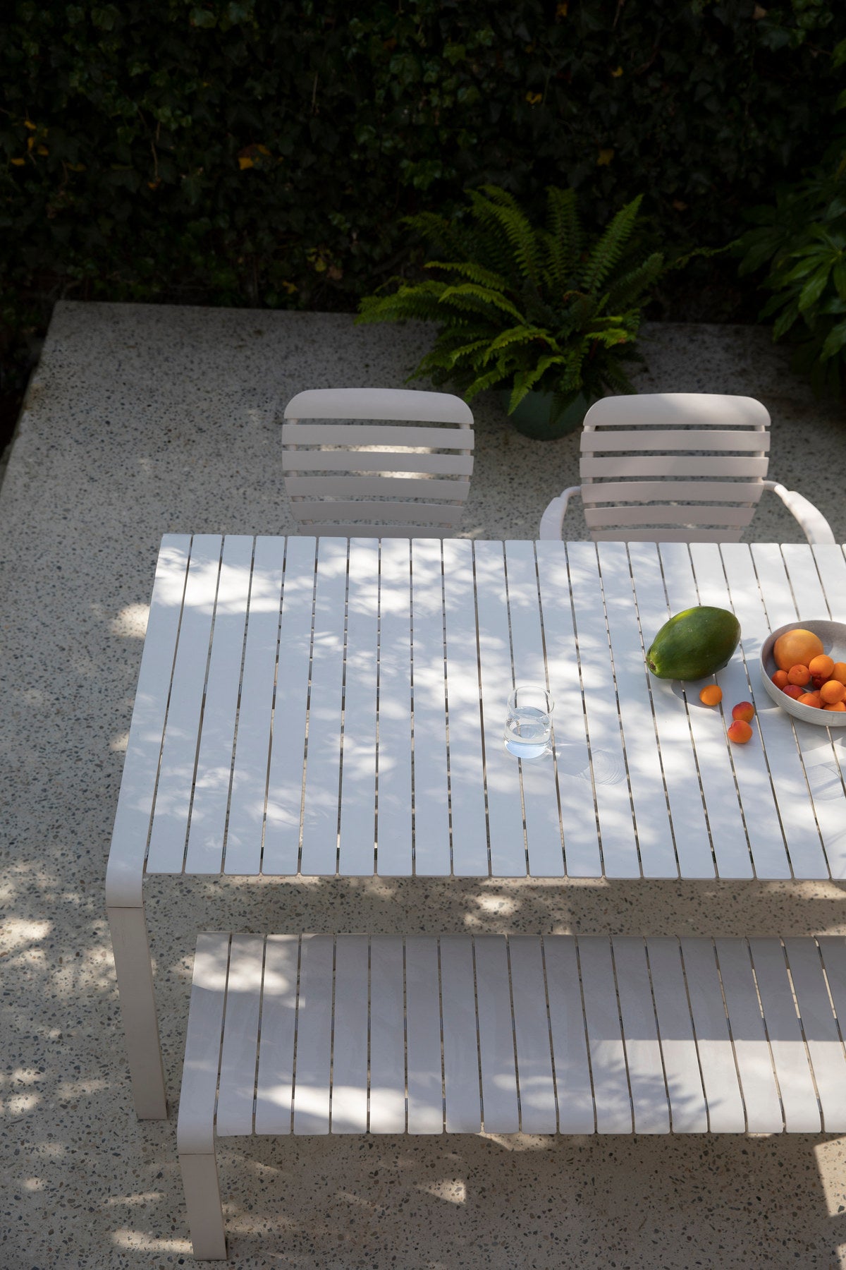 Gartenstuhl mit Armlehne Vondel in Clay präsentiert im Onlineshop von KAQTU Design AG. Gartenstuhl mit Armlehnen ist von Zuiver