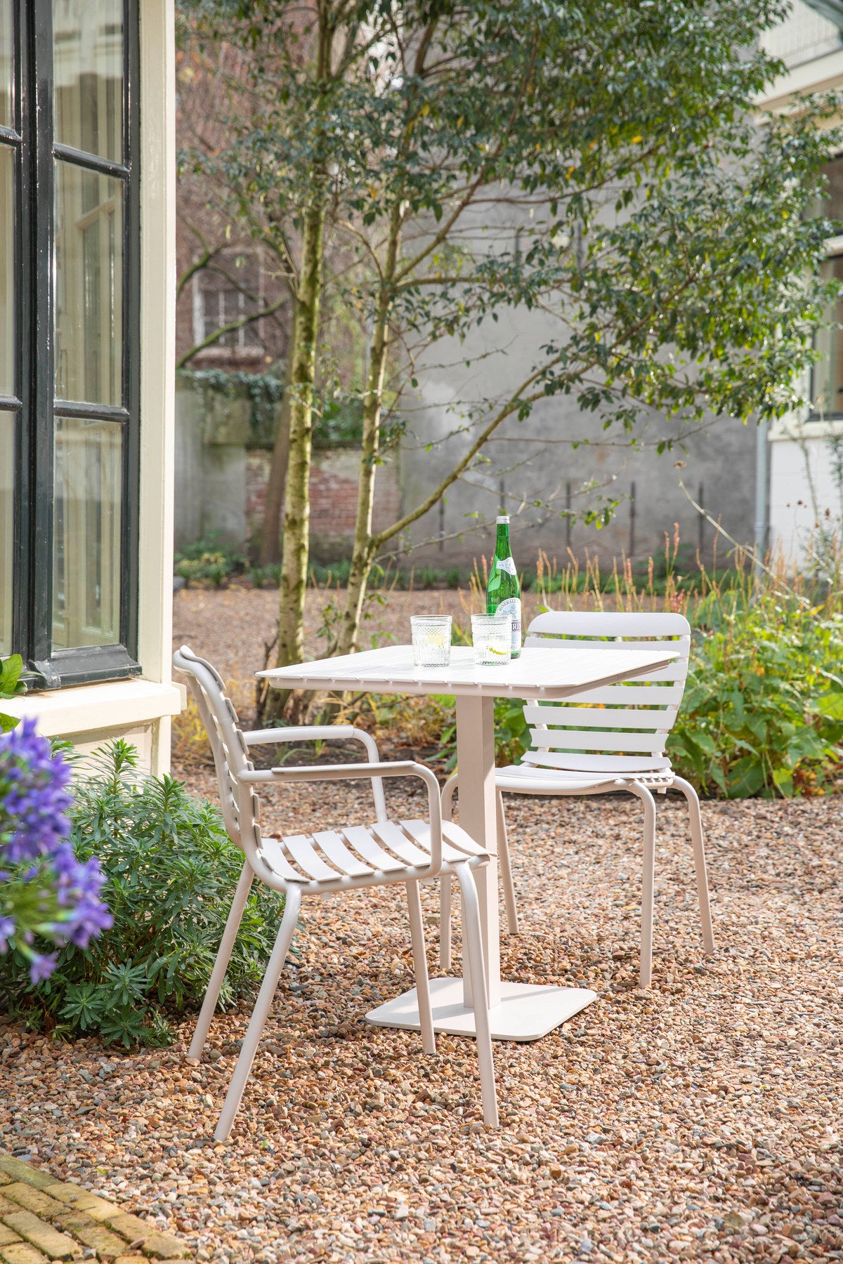 Gartenstuhl mit Armlehne Vondel in Clay präsentiert im Onlineshop von KAQTU Design AG. Gartenstuhl mit Armlehnen ist von Zuiver