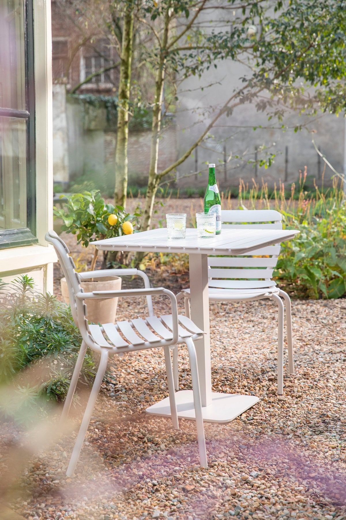 Gartenstuhl mit Armlehne Vondel in Clay präsentiert im Onlineshop von KAQTU Design AG. Gartenstuhl mit Armlehnen ist von Zuiver