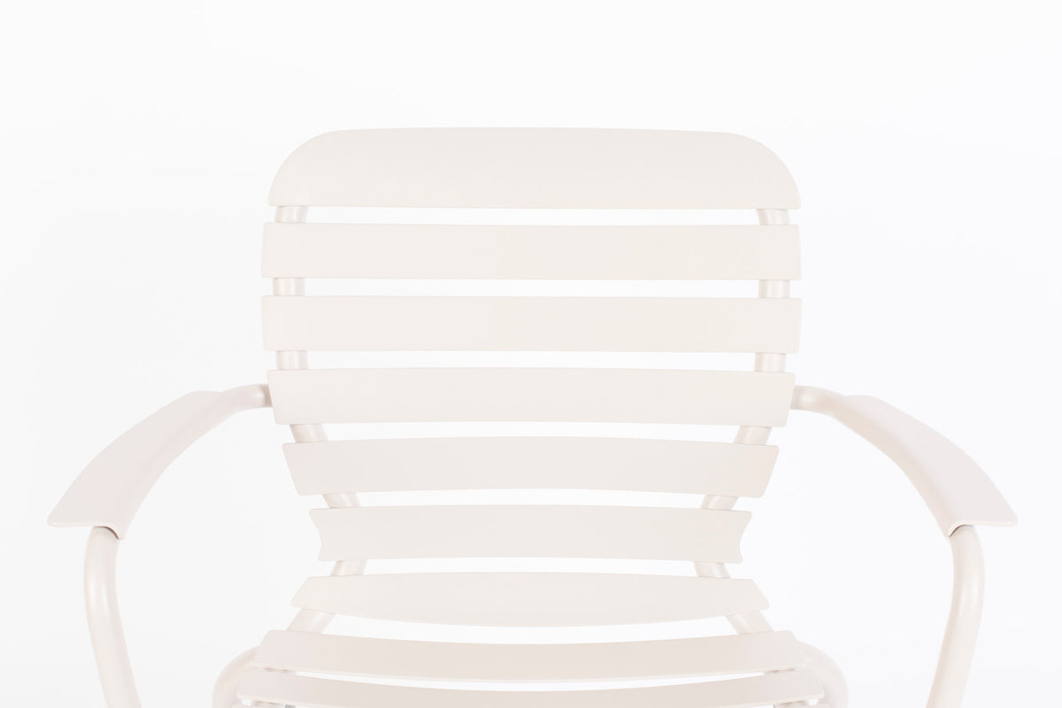 Gartenstuhl mit Armlehne Vondel in Clay präsentiert im Onlineshop von KAQTU Design AG. Gartenstuhl mit Armlehnen ist von Zuiver