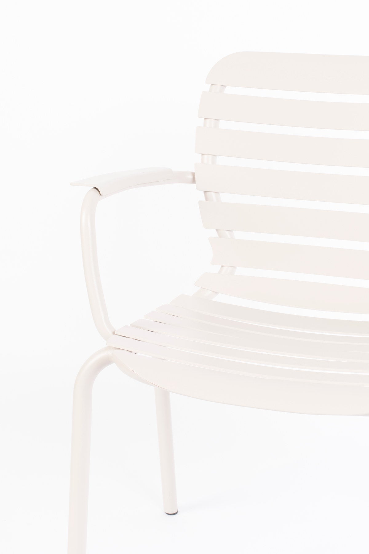 Gartenstuhl mit Armlehne Vondel in Clay präsentiert im Onlineshop von KAQTU Design AG. Gartenstuhl mit Armlehnen ist von Zuiver