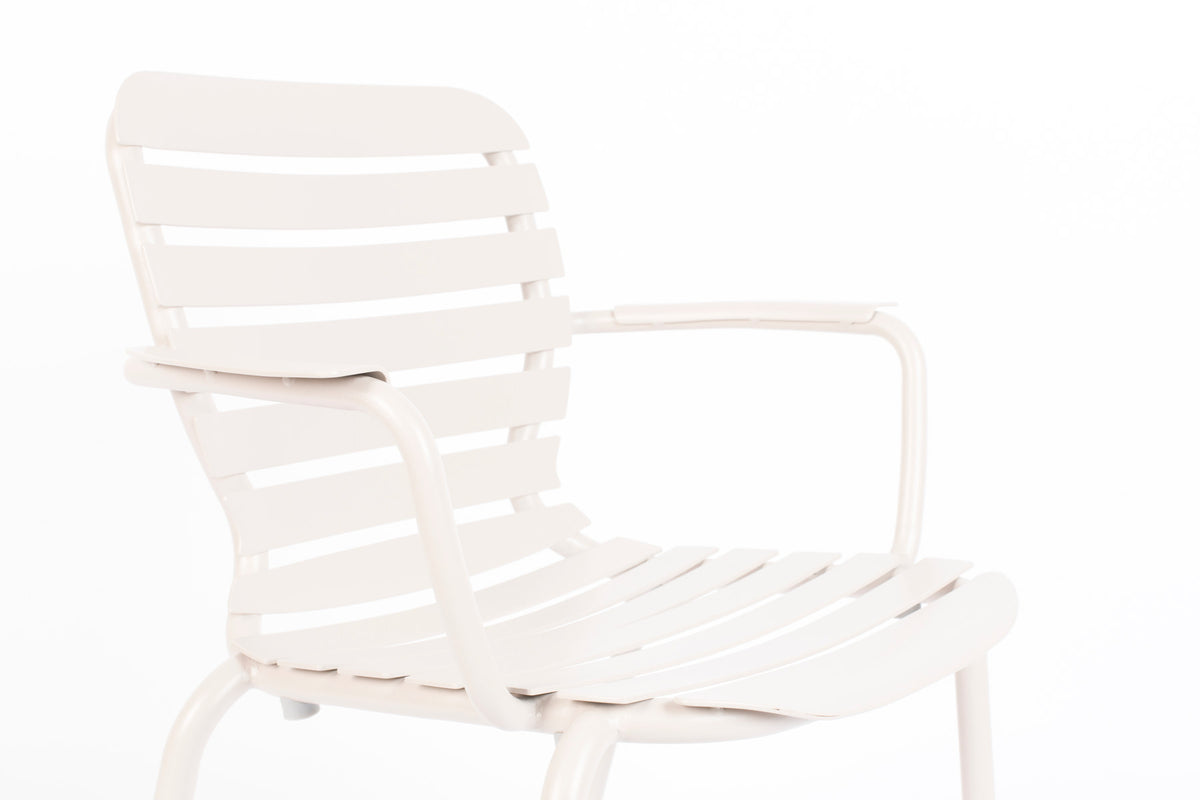 Gartenstuhl mit Armlehne Vondel in Clay präsentiert im Onlineshop von KAQTU Design AG. Gartenstuhl mit Armlehnen ist von Zuiver