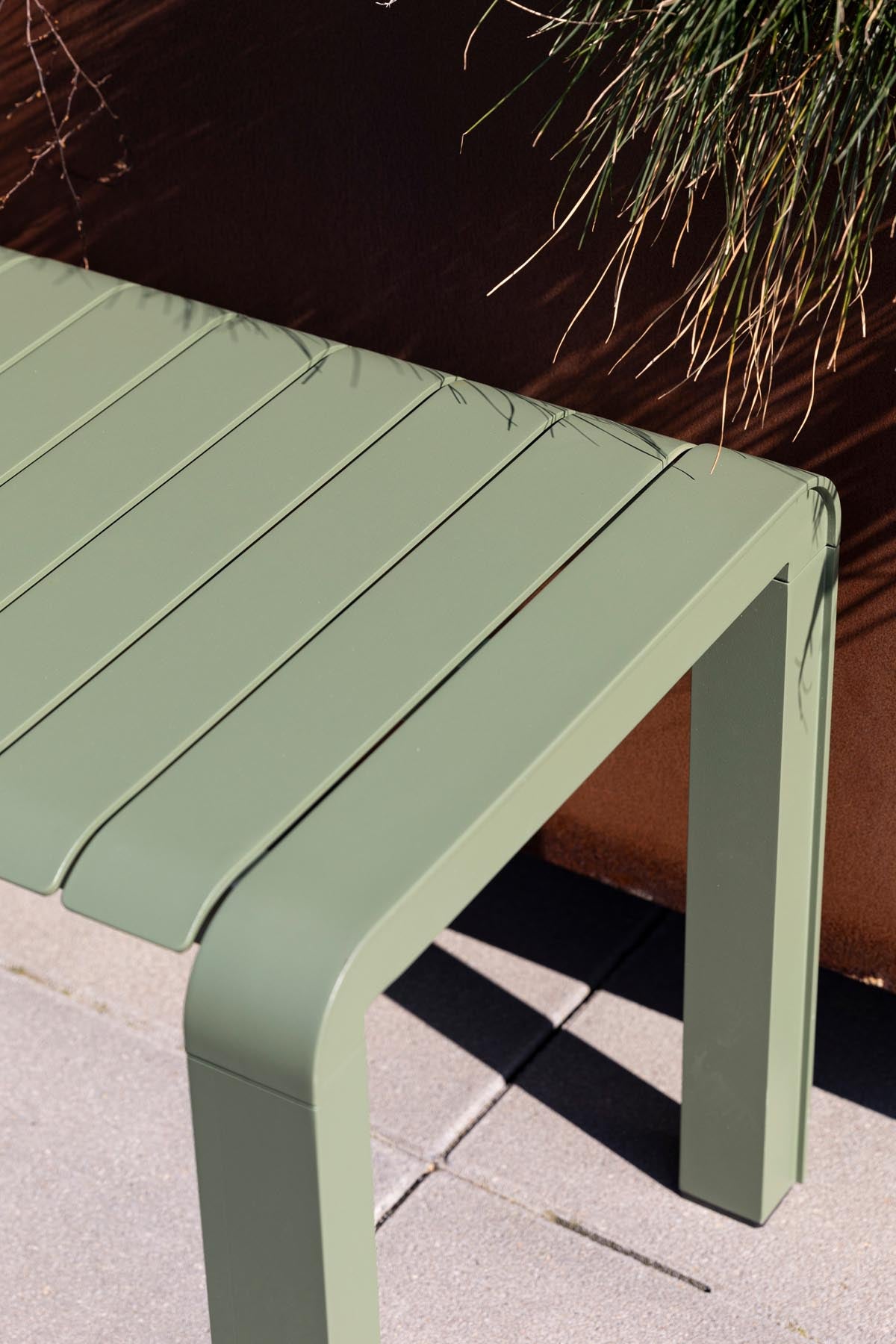 Gartenbank Vondel in Grün präsentiert im Onlineshop von KAQTU Design AG. Gartenbank ist von Zuiver