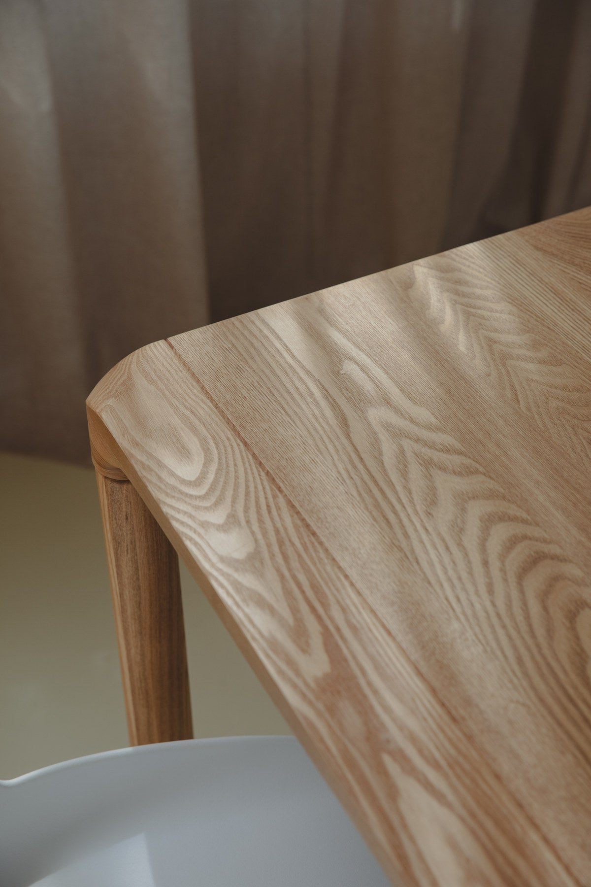Tisch Storm in Natur präsentiert im Onlineshop von KAQTU Design AG. Esstisch ist von Zuiver