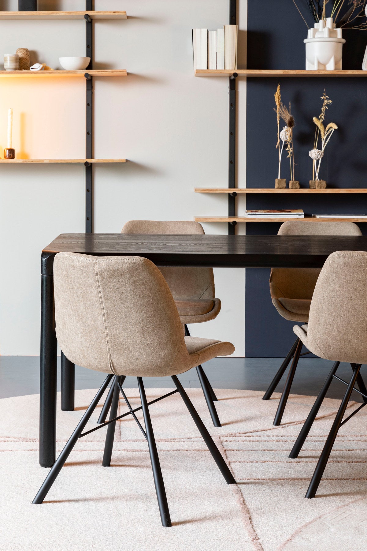 Tisch Storm in Schwarz präsentiert im Onlineshop von KAQTU Design AG. Esstisch ist von Zuiver