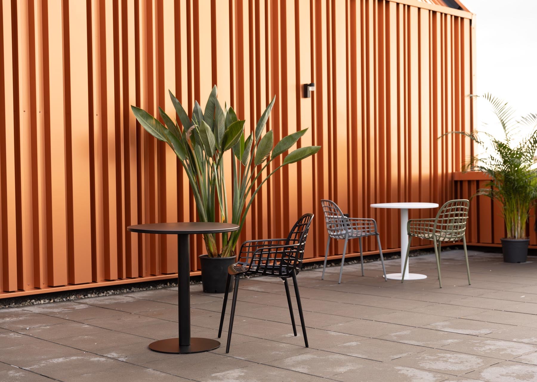 Beistelltisch Metsu in Schwarz präsentiert im Onlineshop von KAQTU Design AG. Esstisch ist von Zuiver
