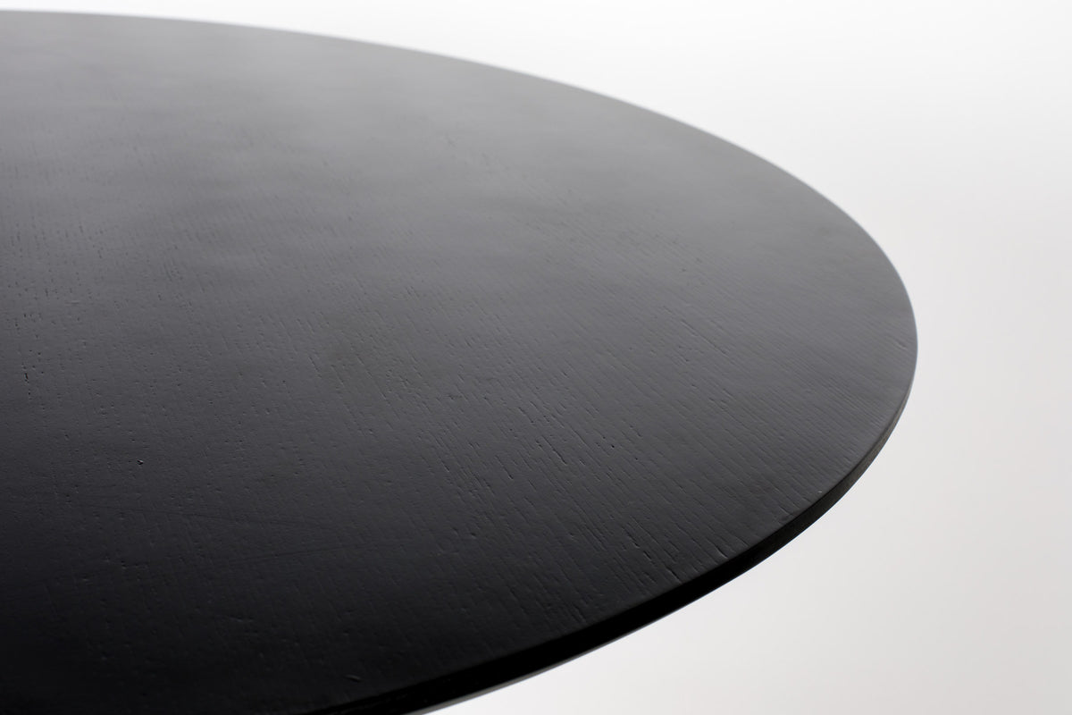 Tisch Pilar in Schwarz präsentiert im Onlineshop von KAQTU Design AG. Esstisch ist von Zuiver