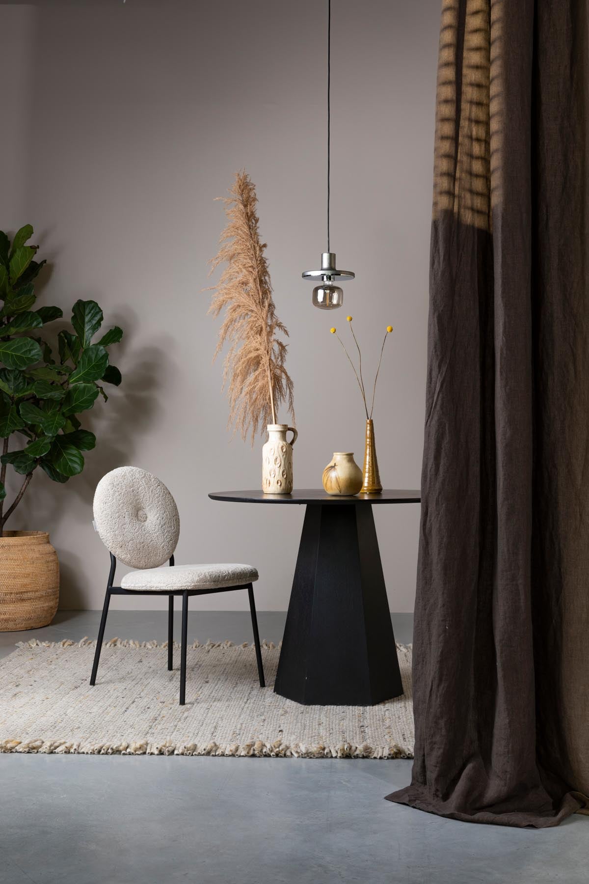 Tisch Pilar in Schwarz präsentiert im Onlineshop von KAQTU Design AG. Esstisch ist von Zuiver