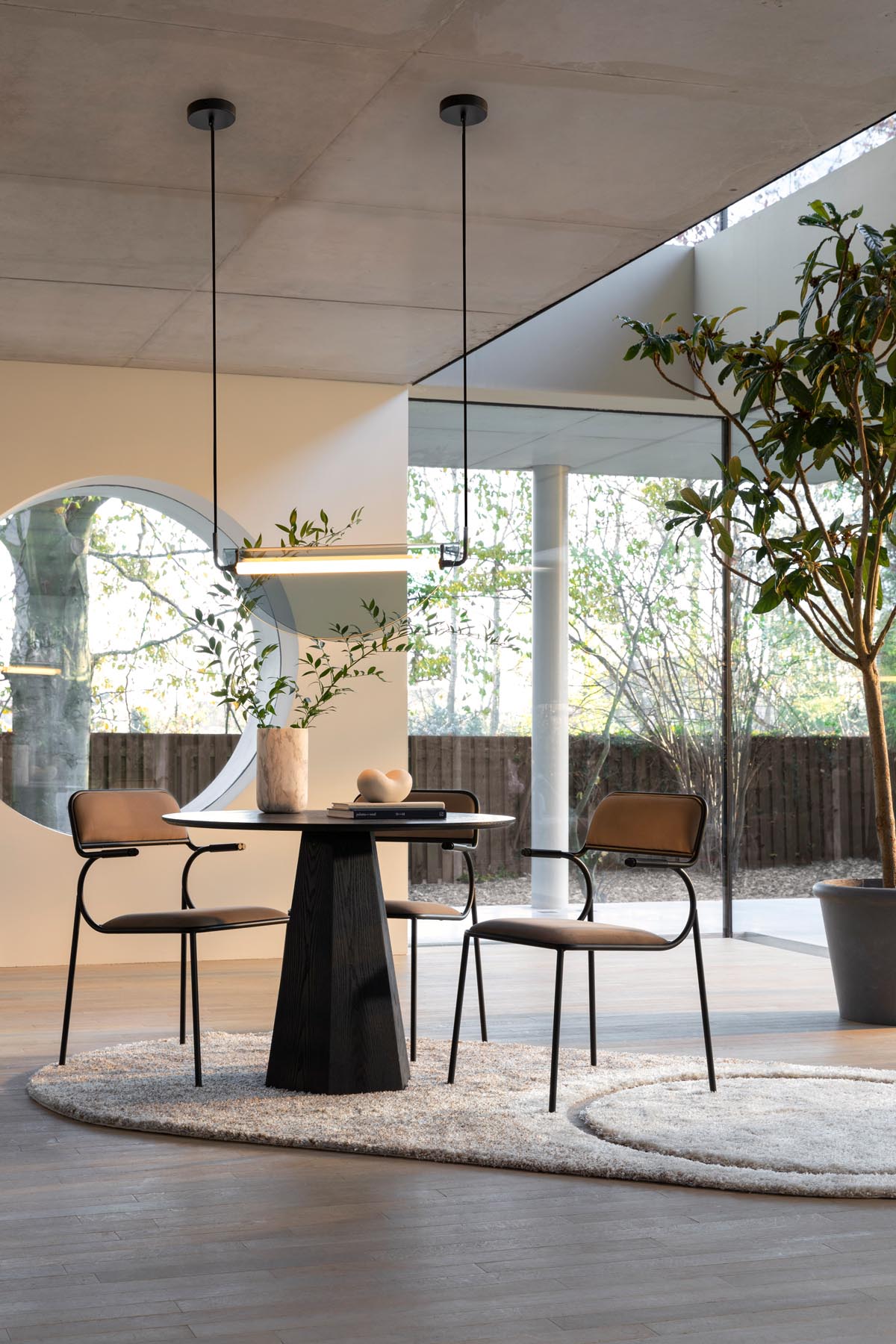 Tisch Pilar in Schwarz präsentiert im Onlineshop von KAQTU Design AG. Esstisch ist von Zuiver