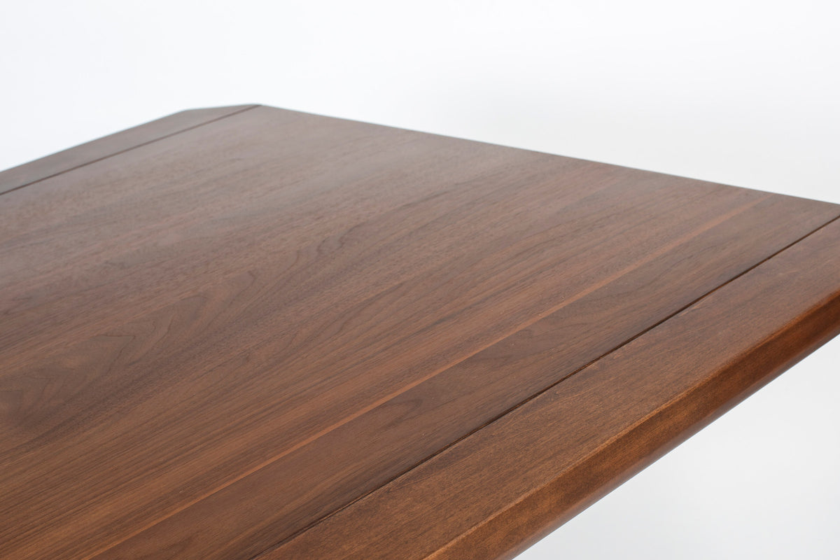 Tisch Storm in Braun präsentiert im Onlineshop von KAQTU Design AG. Esstisch ist von Zuiver