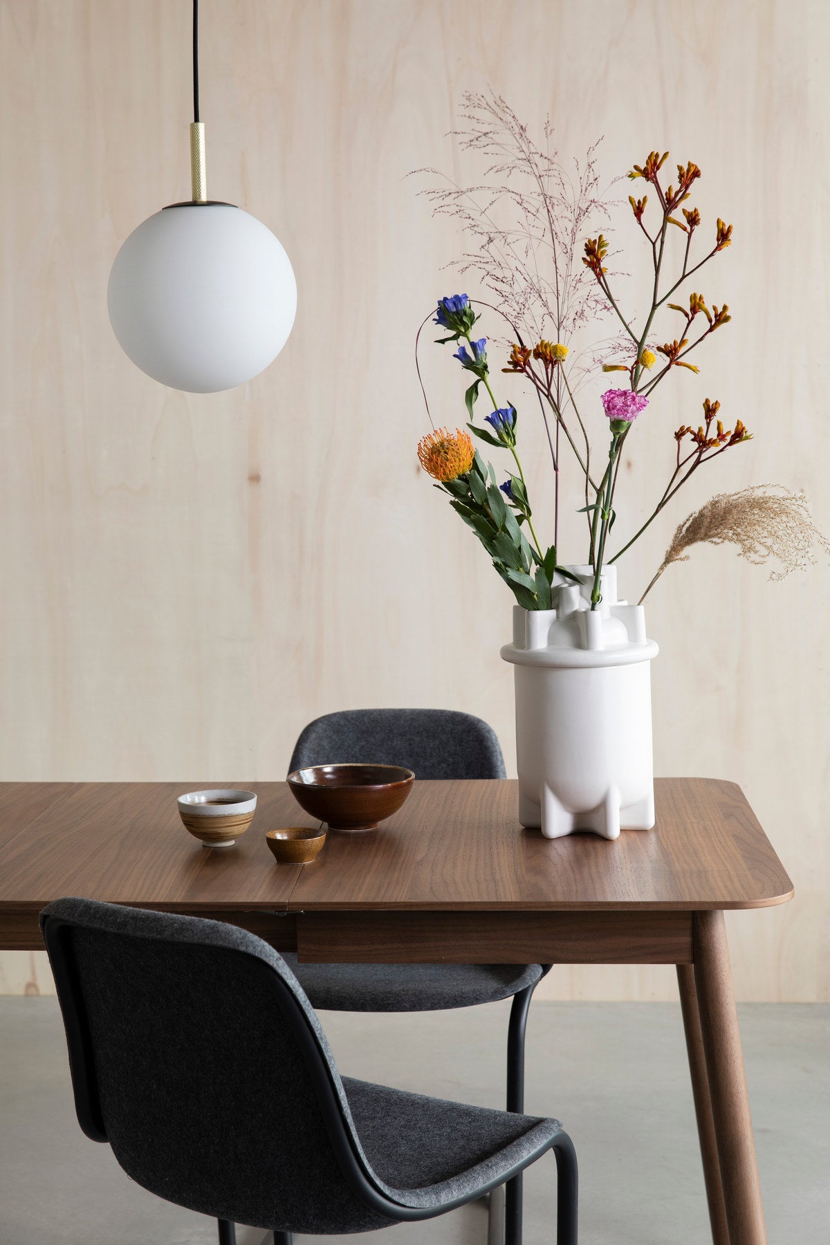 Tisch Glimps in Braun präsentiert im Onlineshop von KAQTU Design AG. Esstisch ist von Zuiver