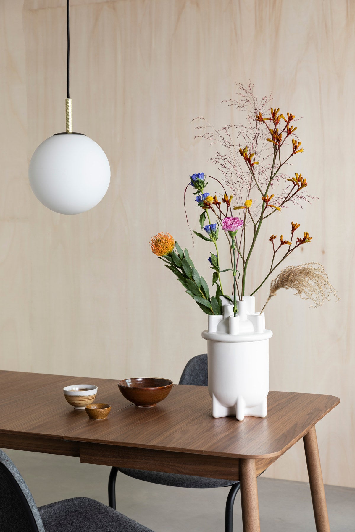 Tisch Glimps in Braun präsentiert im Onlineshop von KAQTU Design AG. Esstisch ist von Zuiver