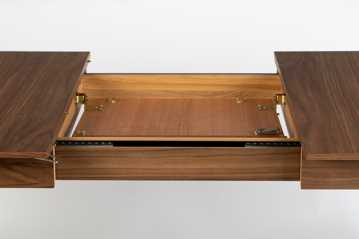 Tisch Glimps in Braun präsentiert im Onlineshop von KAQTU Design AG. Esstisch ist von Zuiver