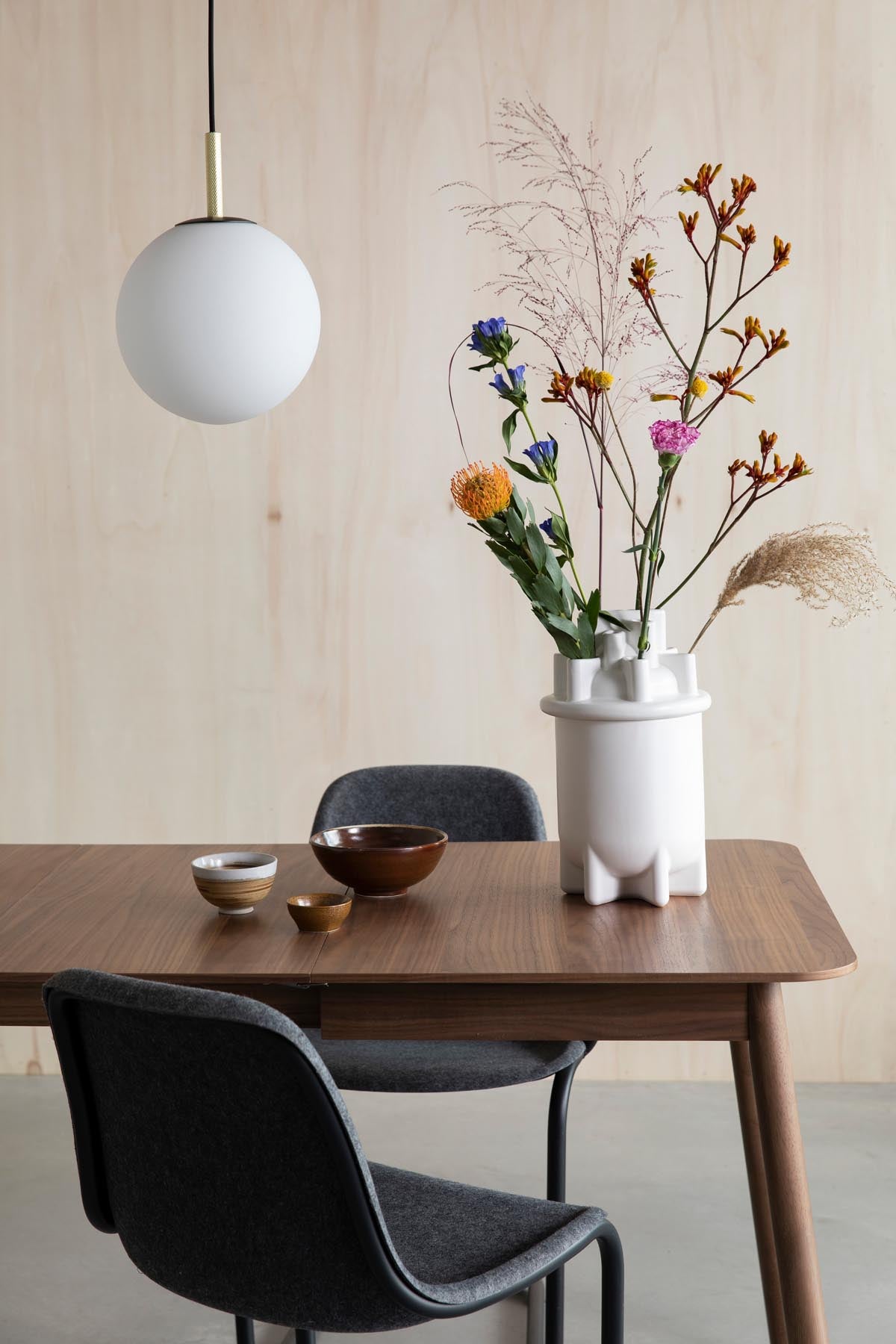 Tisch Glimps in Braun präsentiert im Onlineshop von KAQTU Design AG. Esstisch ist von Zuiver