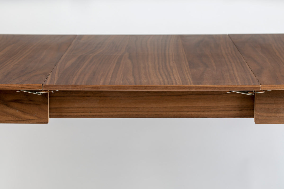 Tisch Glimps in Braun präsentiert im Onlineshop von KAQTU Design AG. Esstisch ist von Zuiver