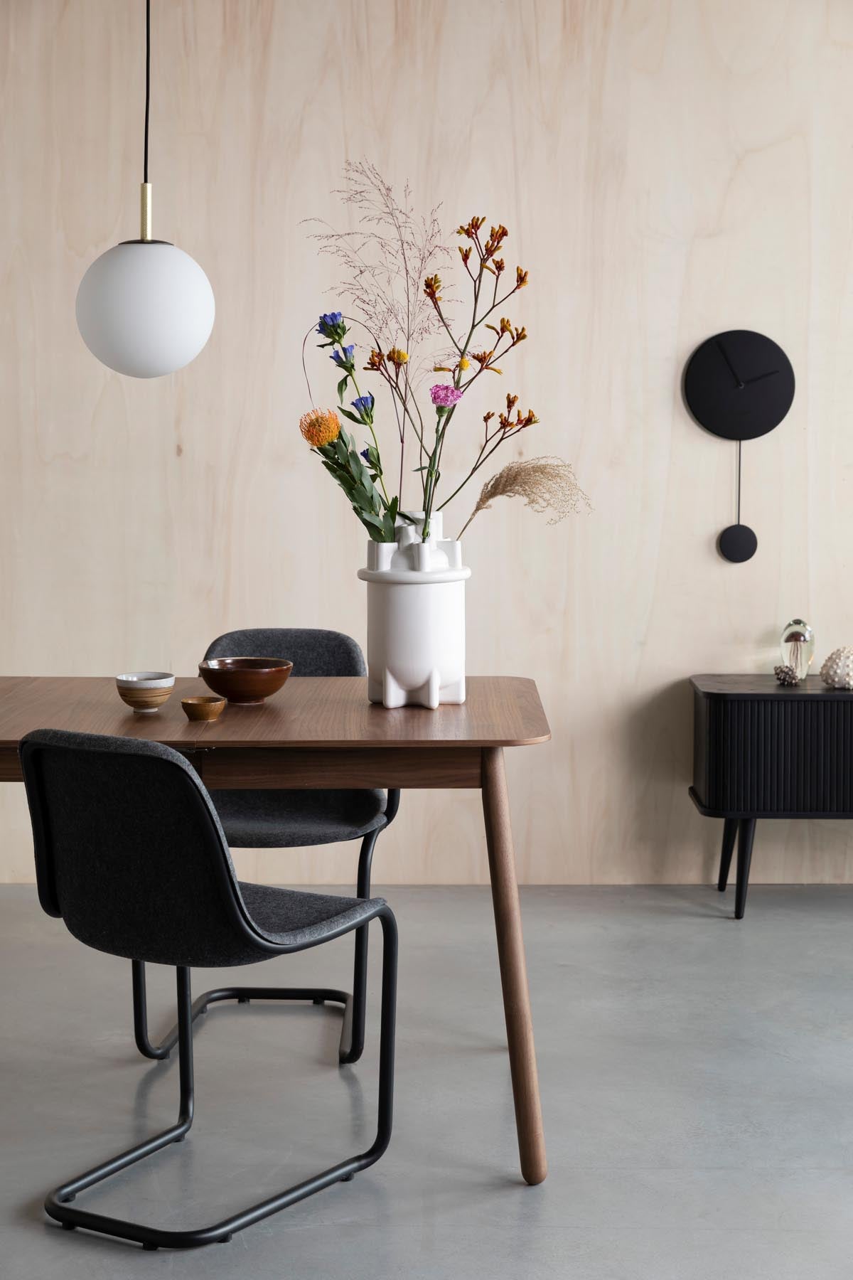 Tisch Glimps in Braun präsentiert im Onlineshop von KAQTU Design AG. Esstisch ist von Zuiver
