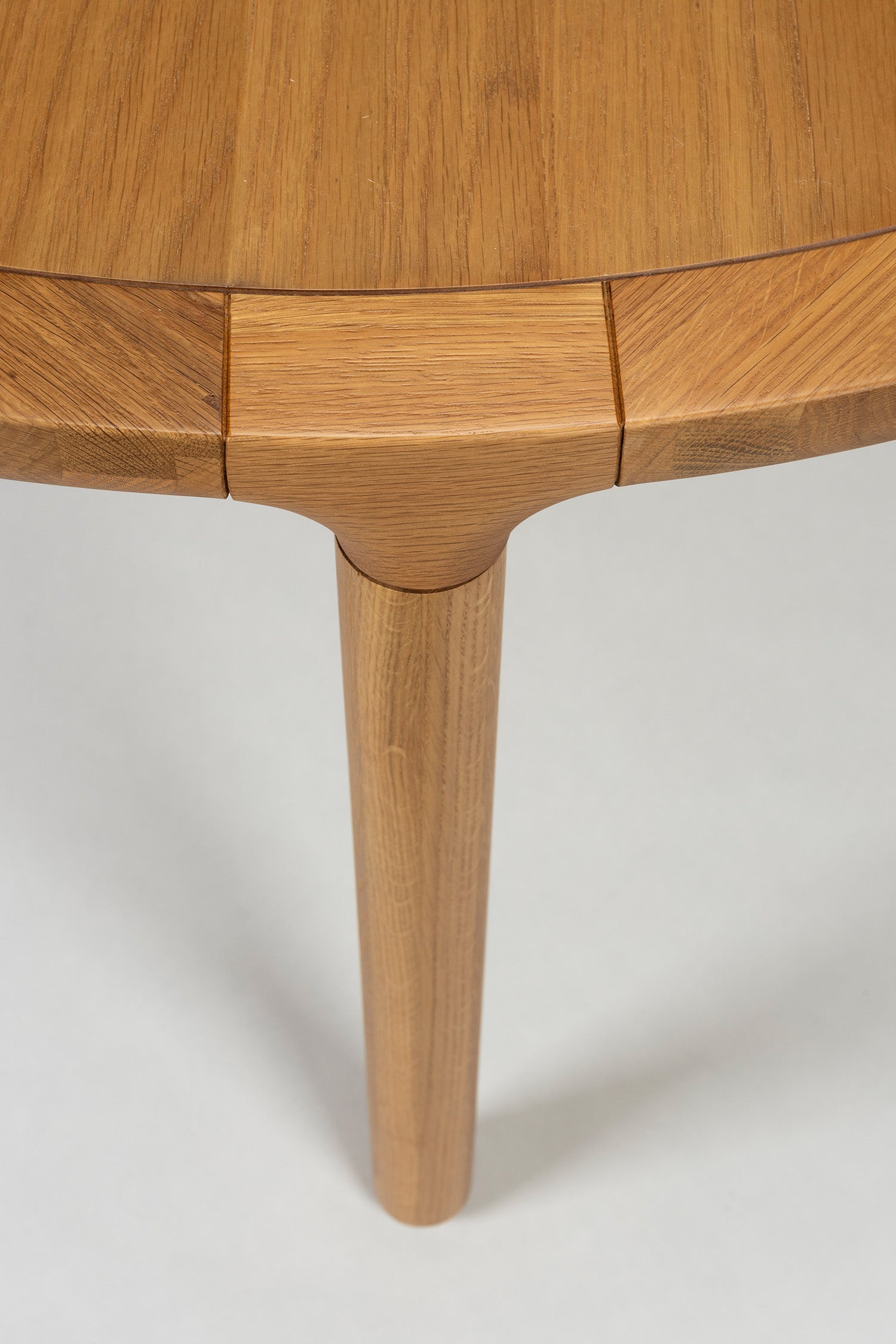 Moderner Esstisch Storm von Zuiver mit rechteckiger Tischplatte in natürlicher Holzoptik und stabilen, schräg gestellten Beinen aus Eschenholz, ideal für ein minimalistisches und elegantes Interieur.