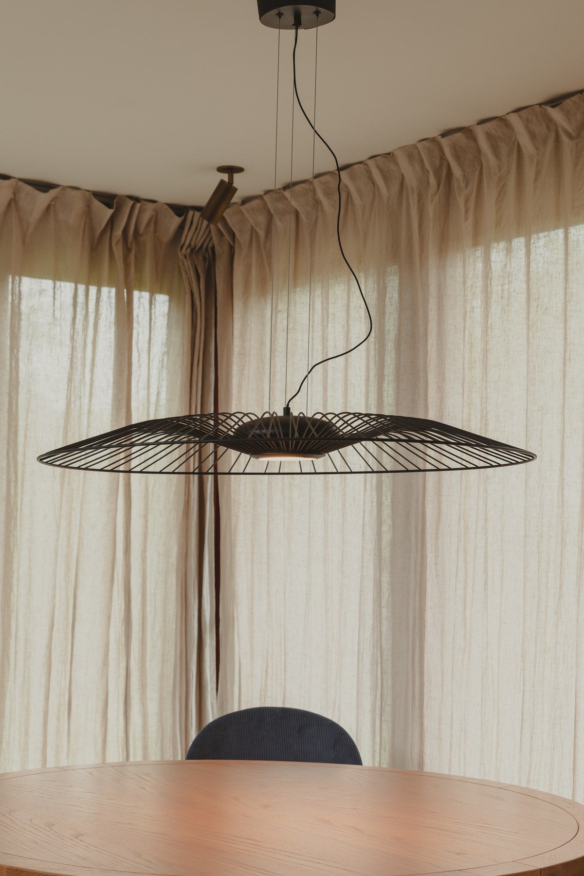 Tisch Storm in Natur präsentiert im Onlineshop von KAQTU Design AG. Esstisch ist von Zuiver
