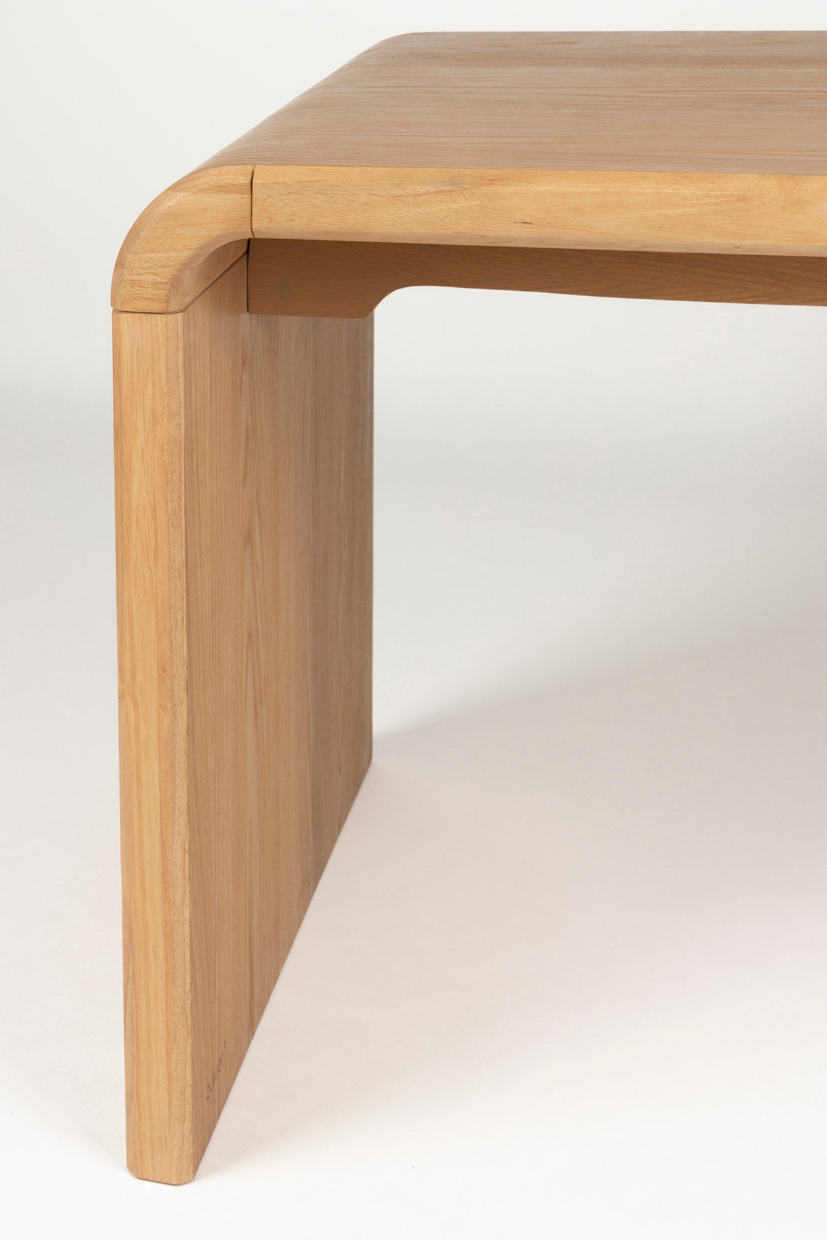 Tisch Brave in Braun präsentiert im Onlineshop von KAQTU Design AG. Esstisch ist von Zuiver