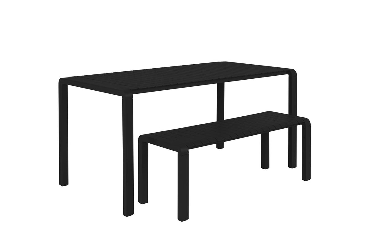 Gartentisch Vondel von Zuiver in Schwarz, rechteckige Tischplatte aus pulverbeschichtetem Aluminium mit schlanken Beinen und Fusskappen aus PP.