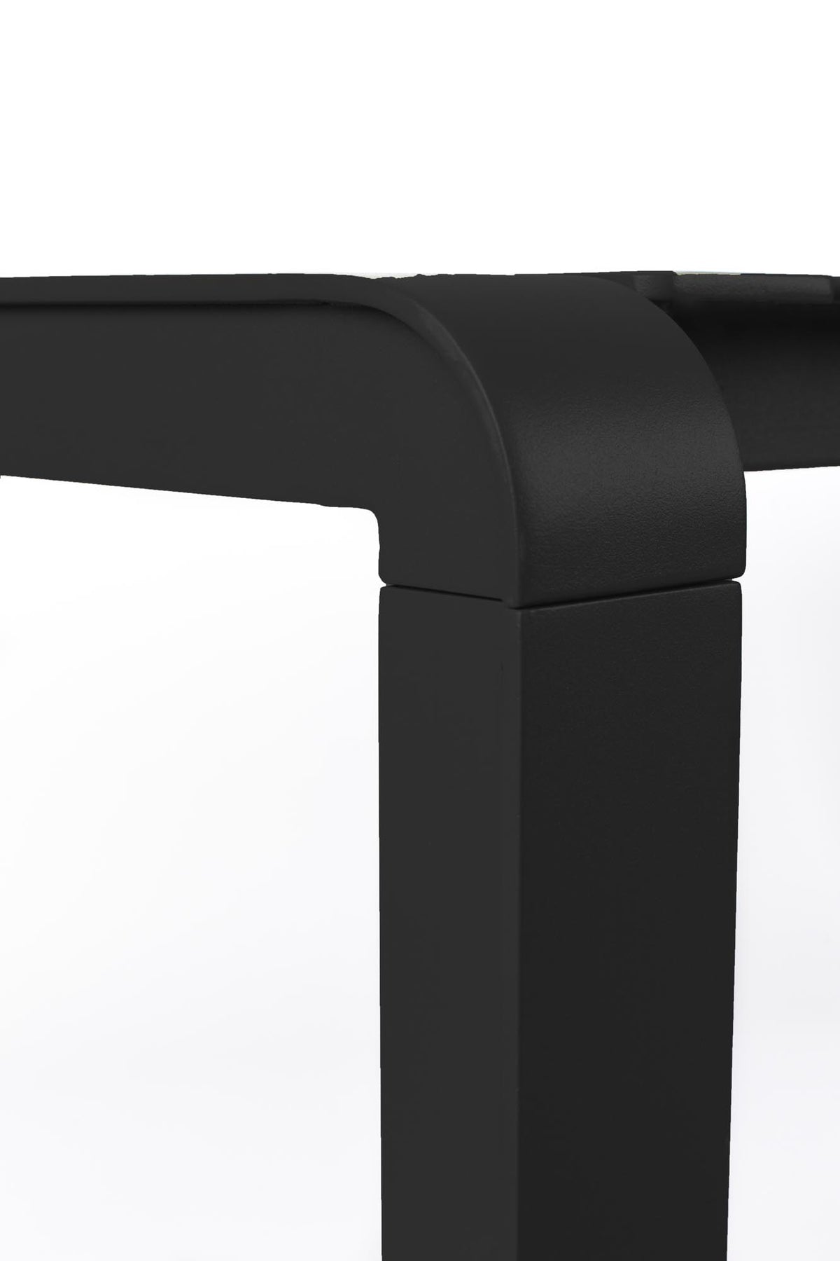 Gartentisch Vondel von Zuiver in Schwarz, rechteckige Tischplatte aus pulverbeschichtetem Aluminium mit schlanken Beinen und Fusskappen aus PP.