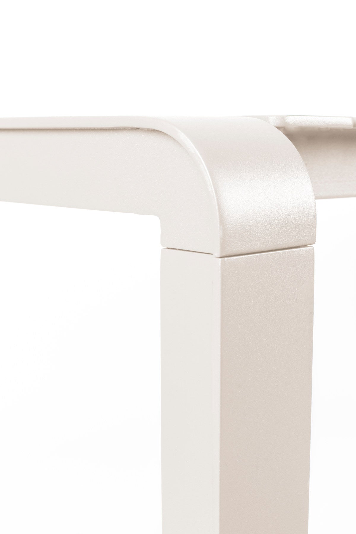 Gartentisch Vondel in Clay präsentiert im Onlineshop von KAQTU Design AG. Gartentisch ist von Zuiver