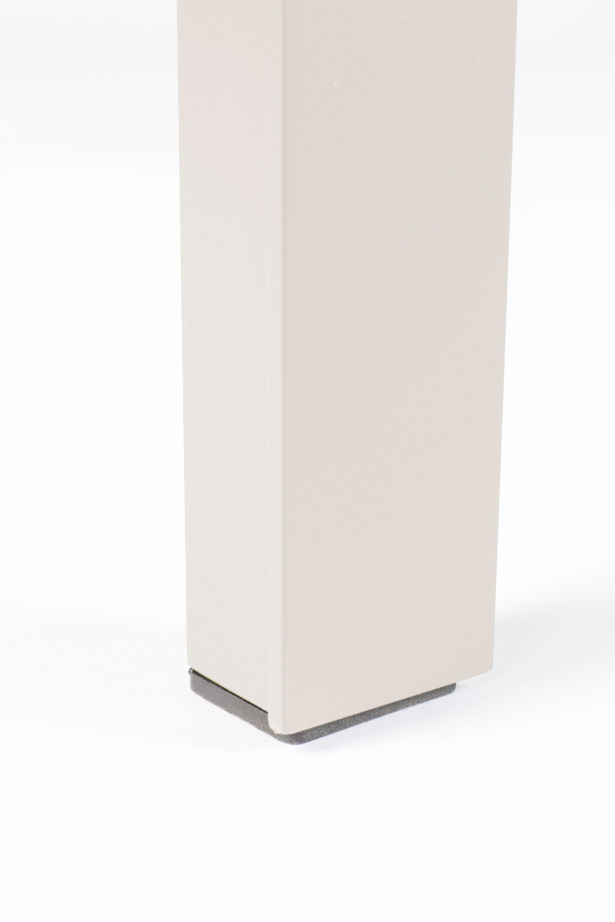 Gartentisch Vondel in Clay präsentiert im Onlineshop von KAQTU Design AG. Gartentisch ist von Zuiver