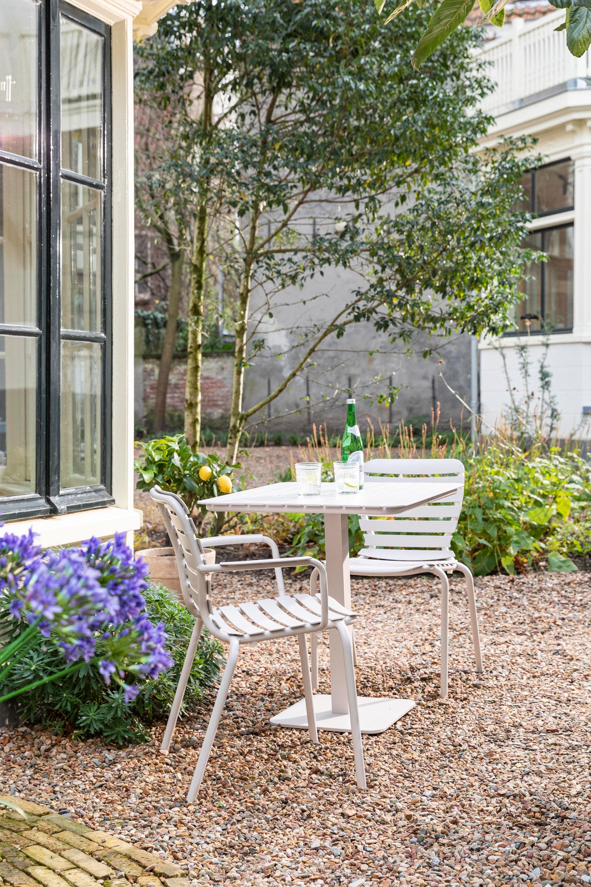 Garten Bistrotisch Vondel in Weiss präsentiert im Onlineshop von KAQTU Design AG. Beistelltisch Outdoor ist von Zuiver