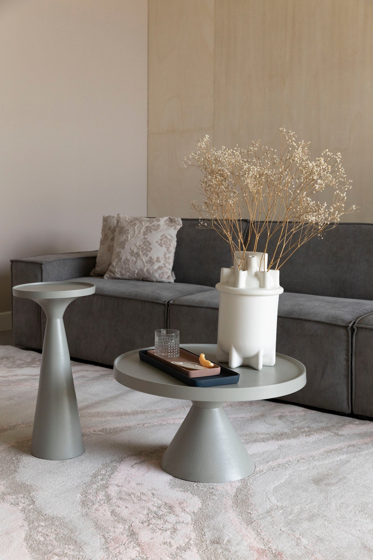 Beistelltisch Floss in Grau präsentiert im Onlineshop von KAQTU Design AG. Beistelltisch ist von Zuiver