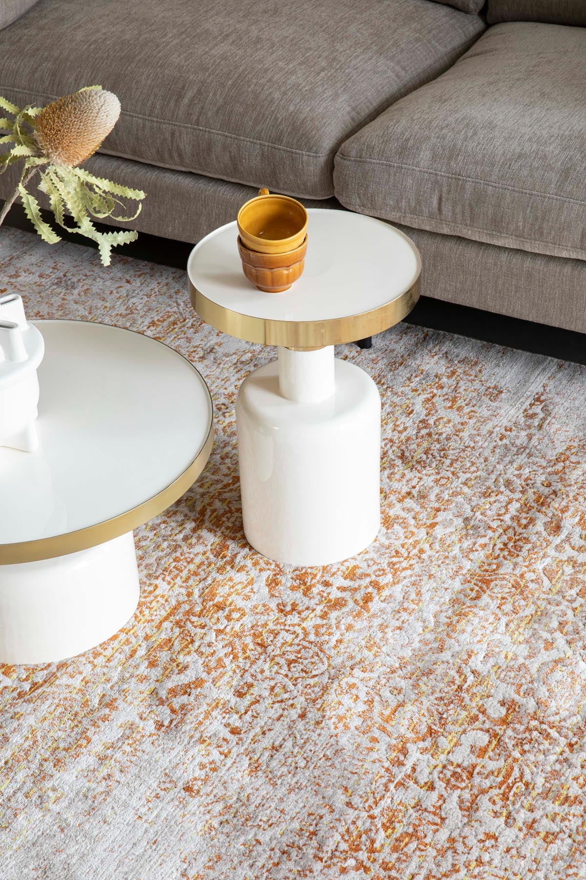 Beistelltisch Glam in Weiss präsentiert im Onlineshop von KAQTU Design AG. Couchtisch ist von Zuiver