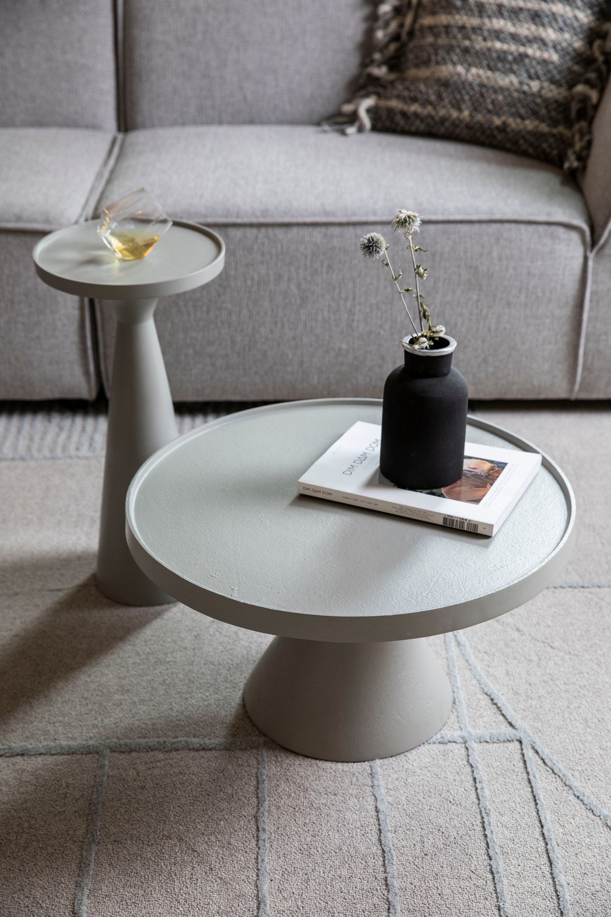 Beistelltisch Floss in Grau präsentiert im Onlineshop von KAQTU Design AG. Beistelltisch ist von Zuiver