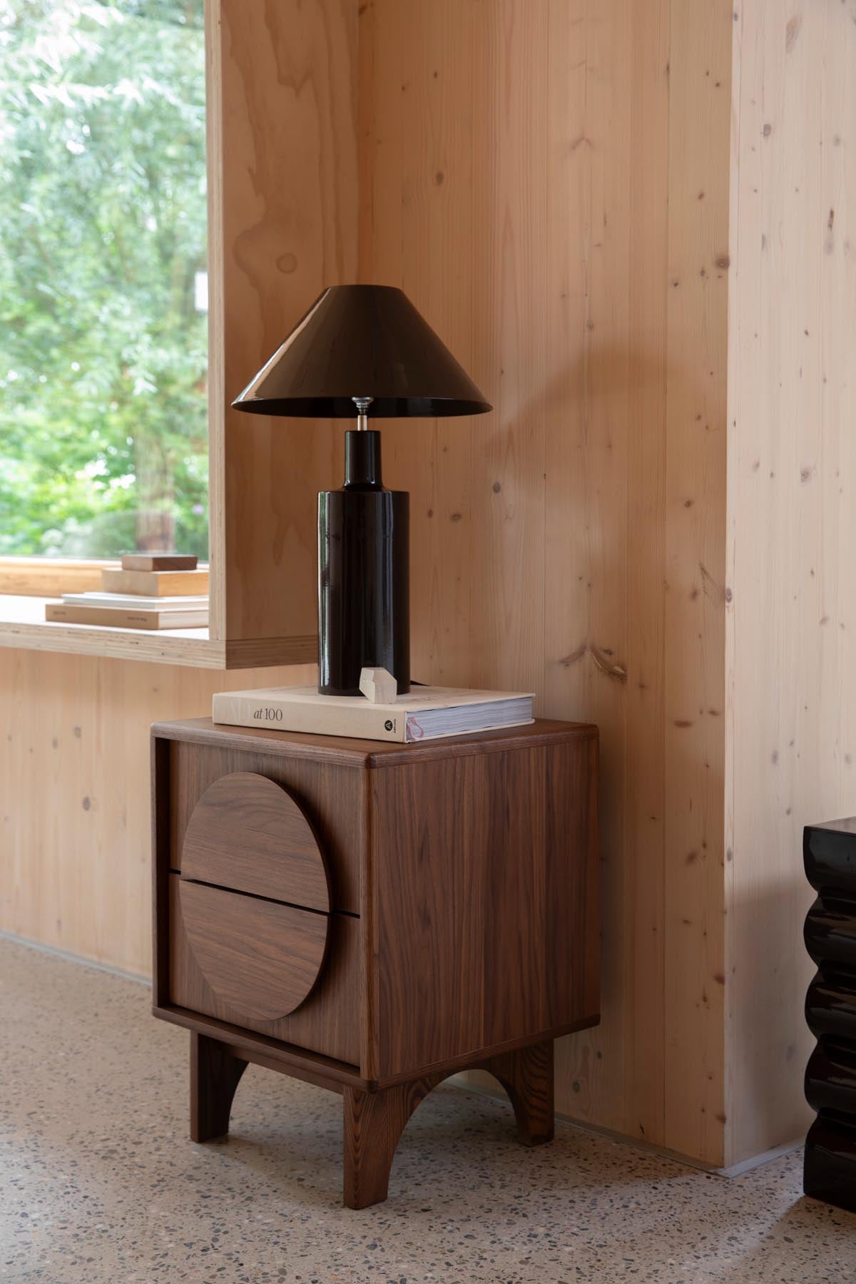 Beistelltisch / Bedstand Groove in Walnut präsentiert im Onlineshop von KAQTU Design AG. Beistelltisch ist von Zuiver
