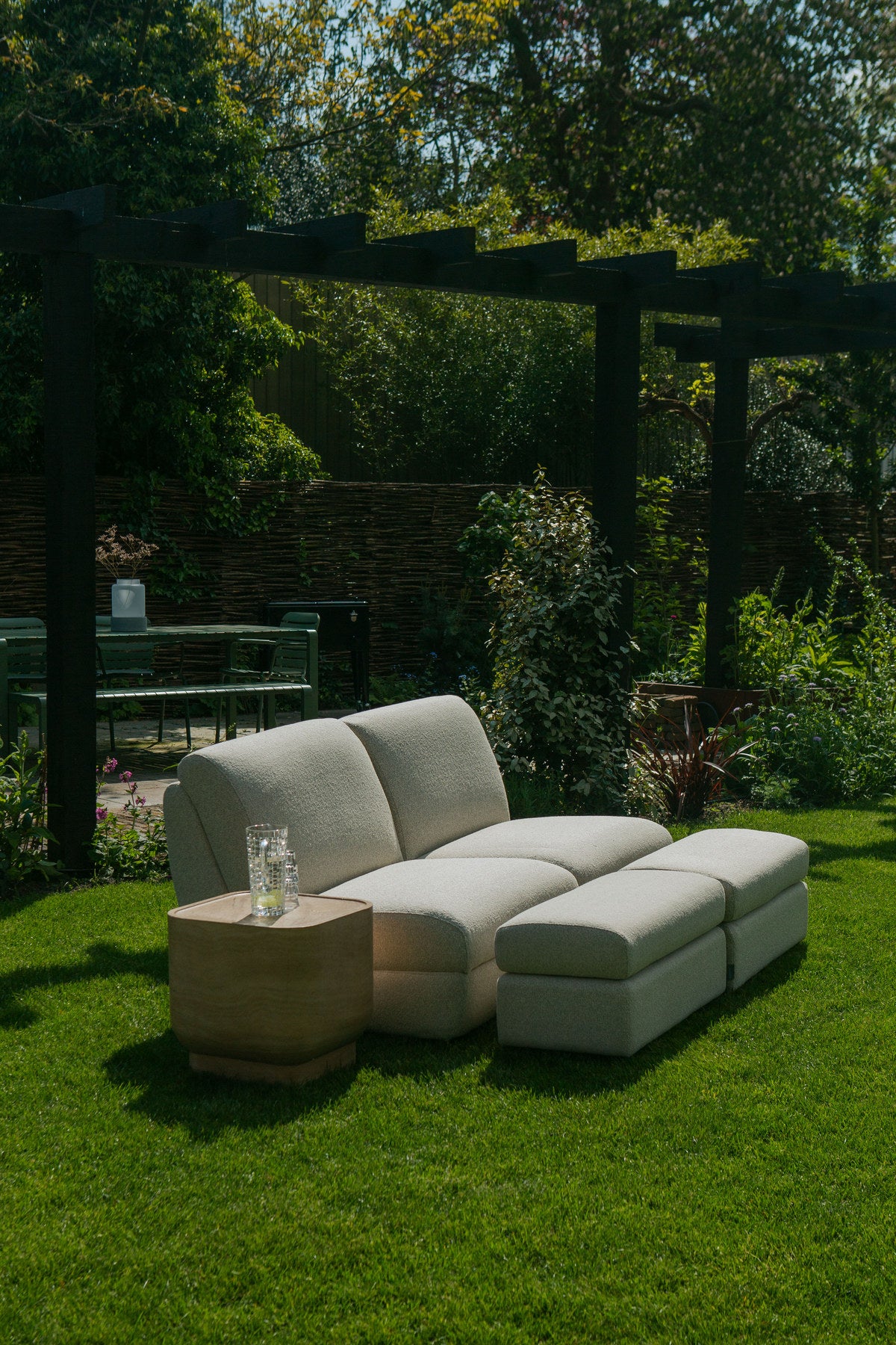 Edler Beistelltisch Oval in beige präsentiert im Onlineshop von KAQTU Design AG. Beistelltisch ist von Zuiver