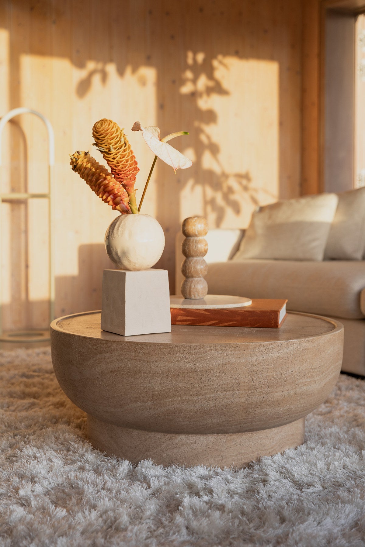 Edler Couchtisch rund in beige präsentiert im Onlineshop von KAQTU Design AG. Couchtisch ist von Zuiver