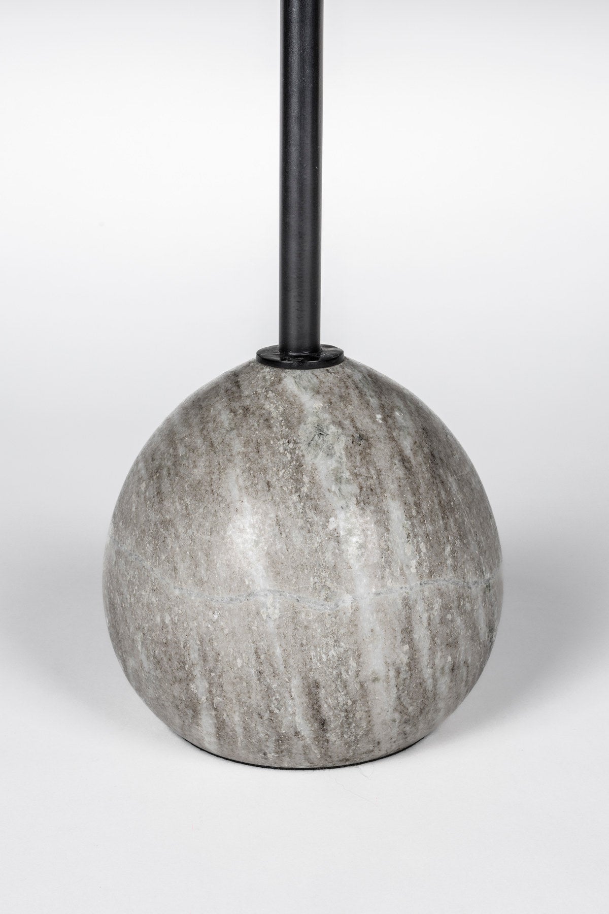 Cocktail-Beistelltisch in Grau präsentiert im Onlineshop von KAQTU Design AG. Beistelltisch ist von Zuiver