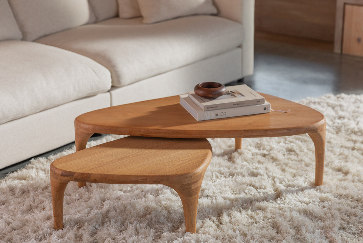 Zwei Couchtische Isla in Beige aus Holz mit Eichenfurnier, geölter Oberfläche und braunen Beinen