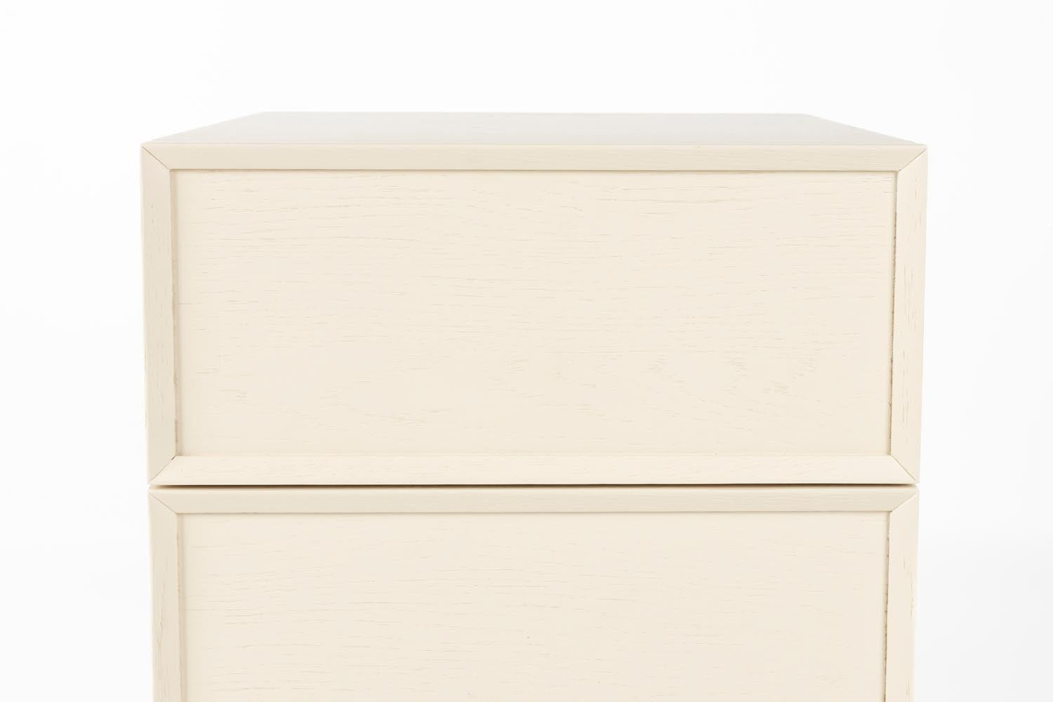 Moderner Beistelltisch aus Holz und Metall, ideal für stilvolle Wohnräume, kompakt und vielseitig einsetzbar.